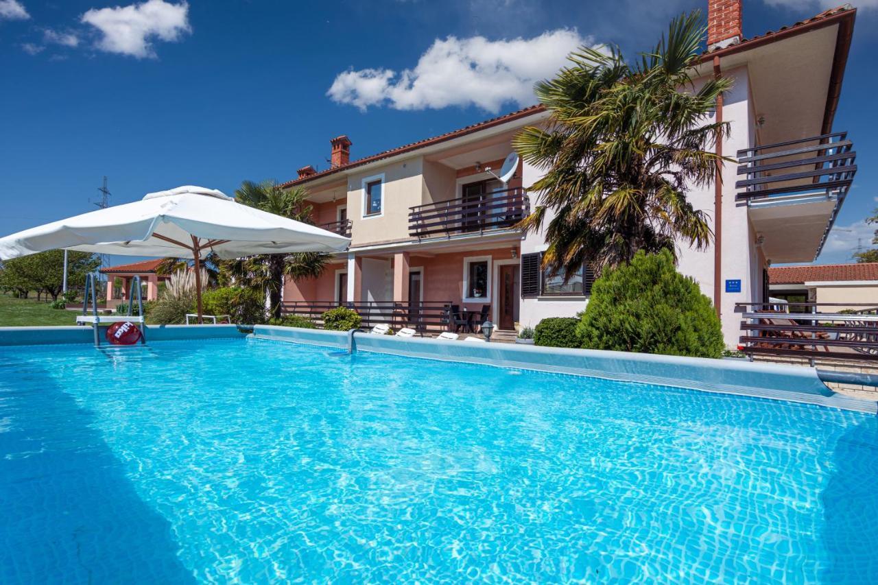 Family Friendly Apartments With A Swimming Pool Cepic, Central Istria - Sredisnja Istra - 11636 Zatka Cepic Εξωτερικό φωτογραφία