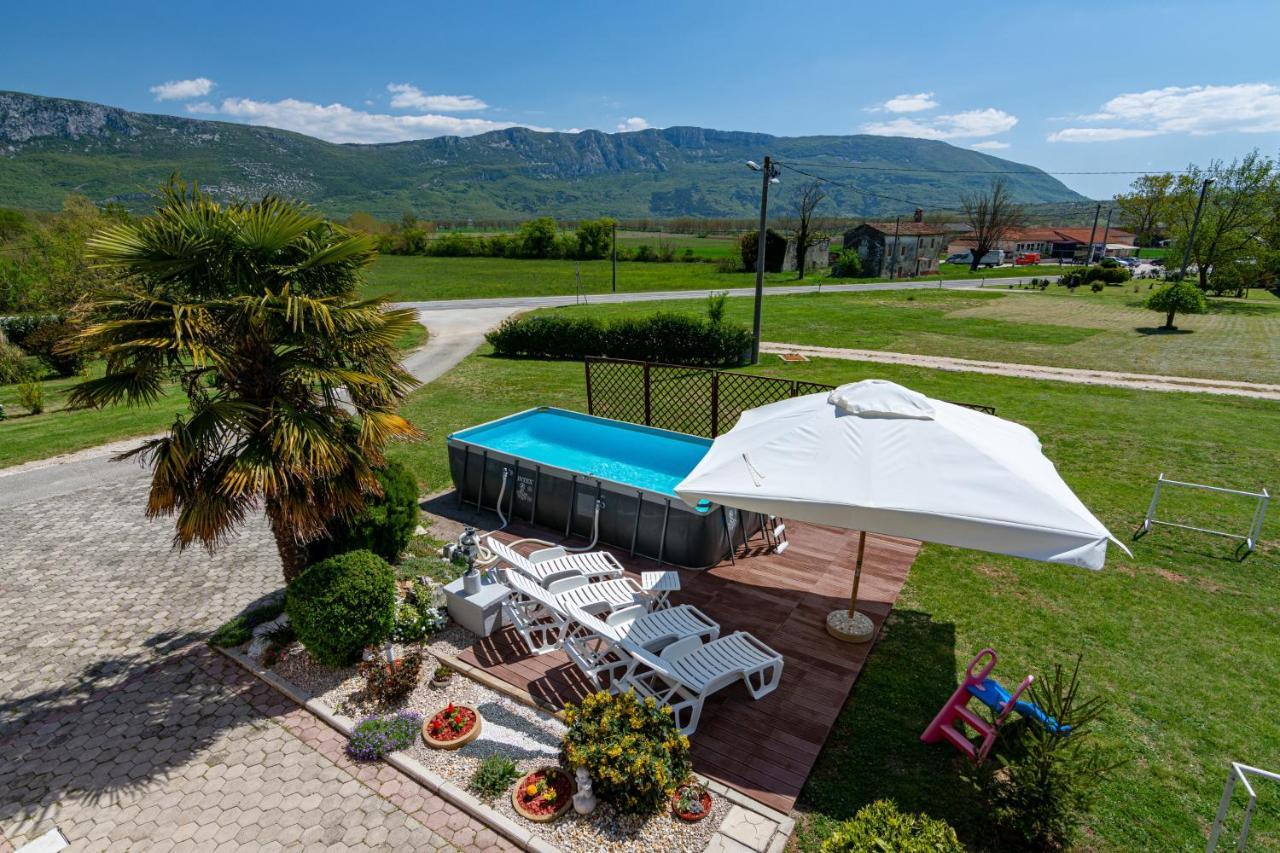 Family Friendly Apartments With A Swimming Pool Cepic, Central Istria - Sredisnja Istra - 11636 Zatka Cepic Εξωτερικό φωτογραφία